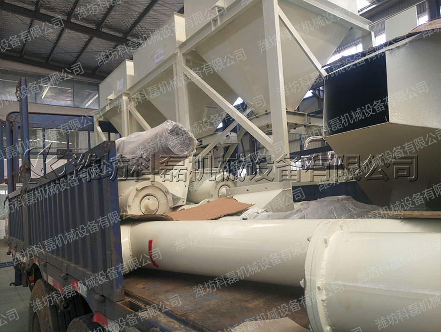 襄阳用裕(yù)橡胶制造有限(xian)公司(H5网站)攪拌(bàn)、輸送整套設備(bèi)發貨實拍 螺旋(xuan)輸送 絞龍 料倉(cāng) 攪拌站 第1張