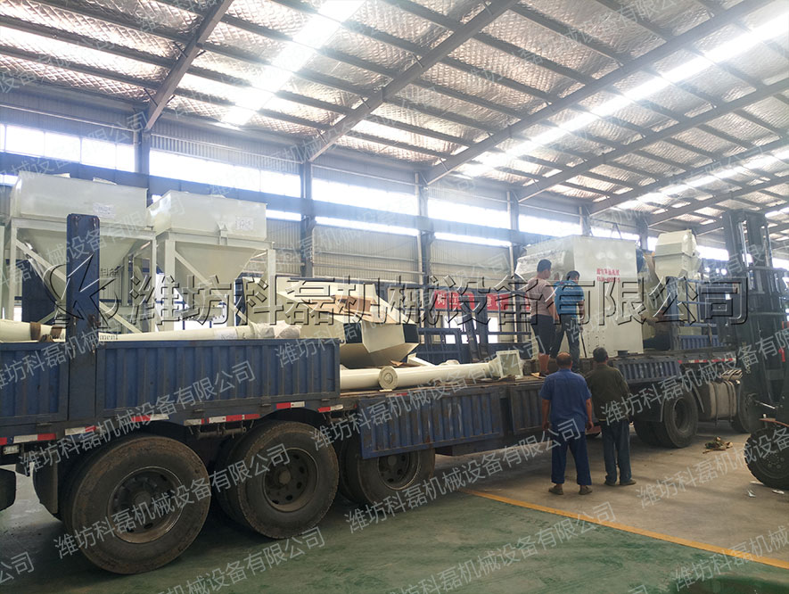 襄阳用裕橡胶(jiao)制造有限公司(si)(H5网站)攪拌、輸送(sòng)整套設備發貨(huò)實拍 螺旋輸送(song) 絞龍 料倉 攪拌(bàn)站 第2張