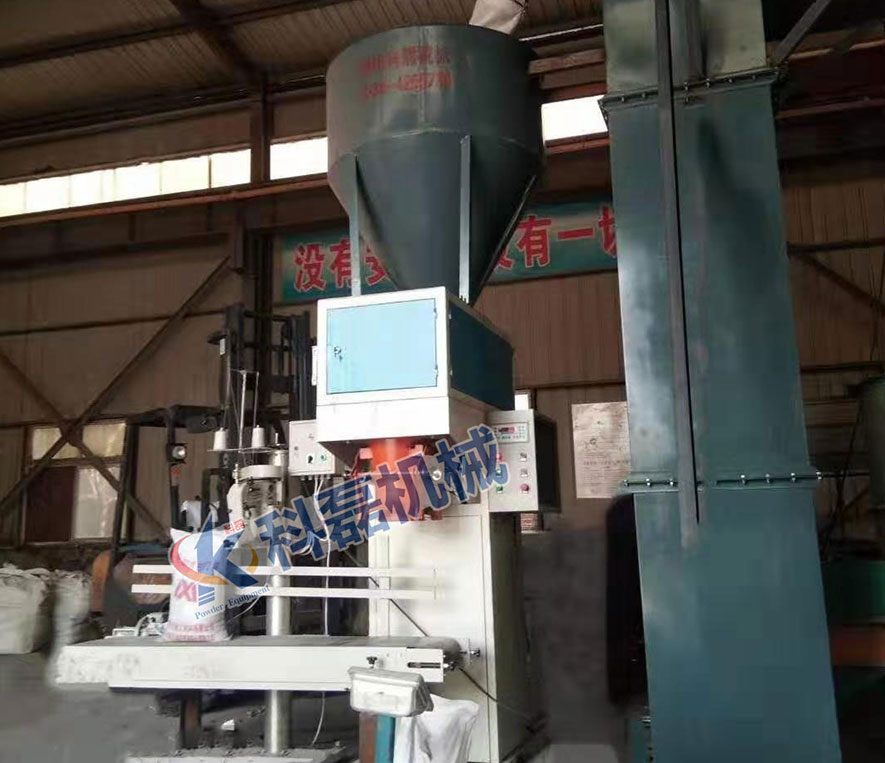 襄阳(yang)用裕橡胶制造(zao)有限公司(H5网站(zhan))敞口袋包裝秤(chèng)包裝機使用現(xiàn)場實拍 第1張