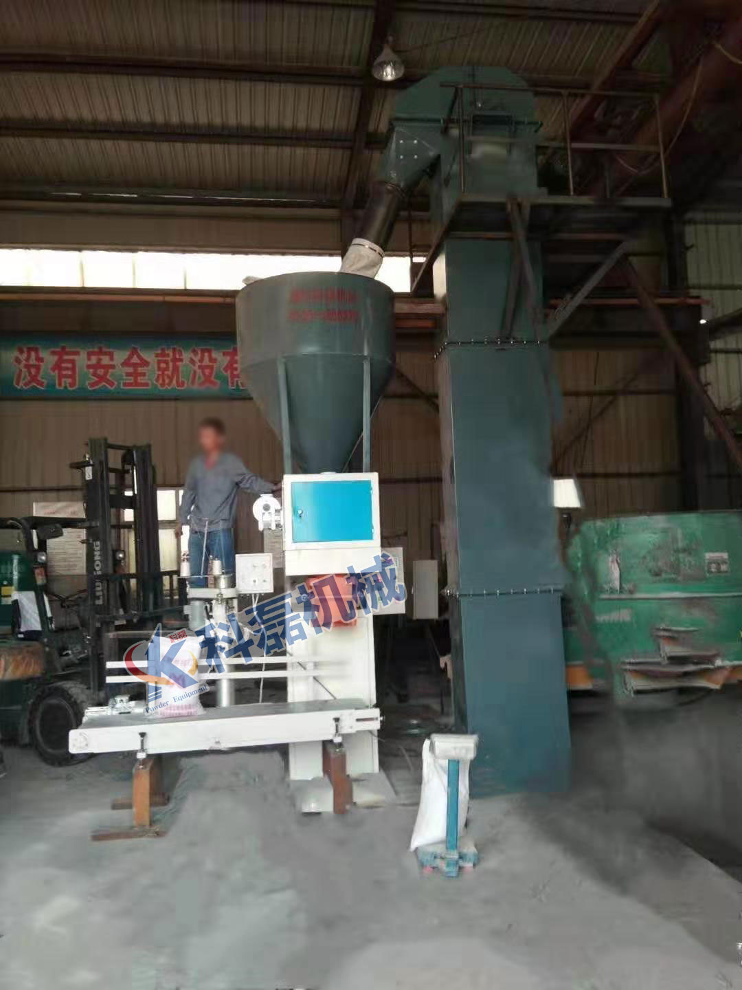 襄阳(yáng)用裕橡胶制造(zao)有限公司(H5网站(zhan))敞口袋包裝秤(cheng)包裝機使用現(xiàn)場實拍 第3張