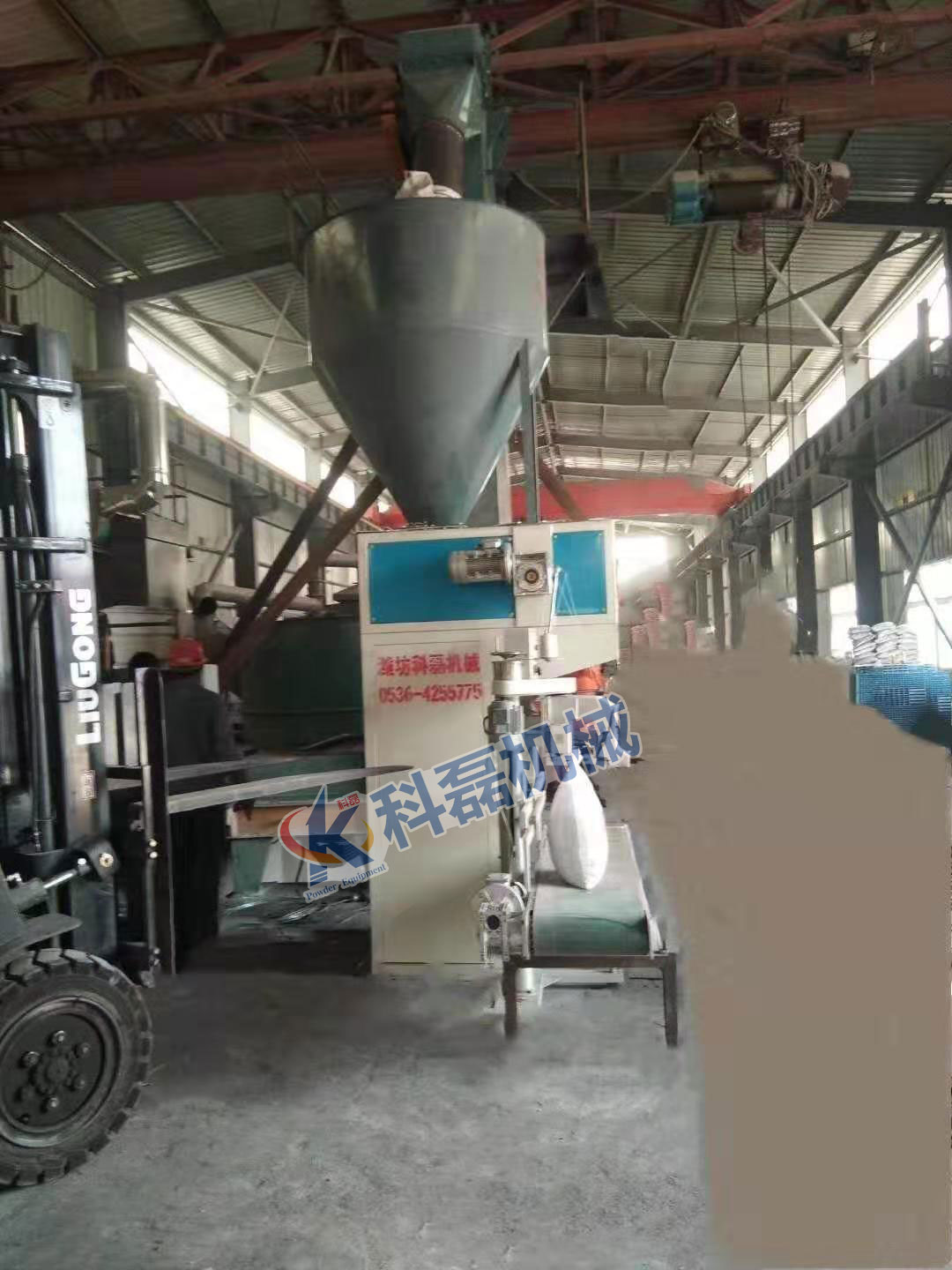 襄阳(yáng)用裕橡胶制造(zao)有限公司(H5网站(zhàn))敞口袋包裝秤(cheng)包裝機使用現(xiàn)場實拍 第2張