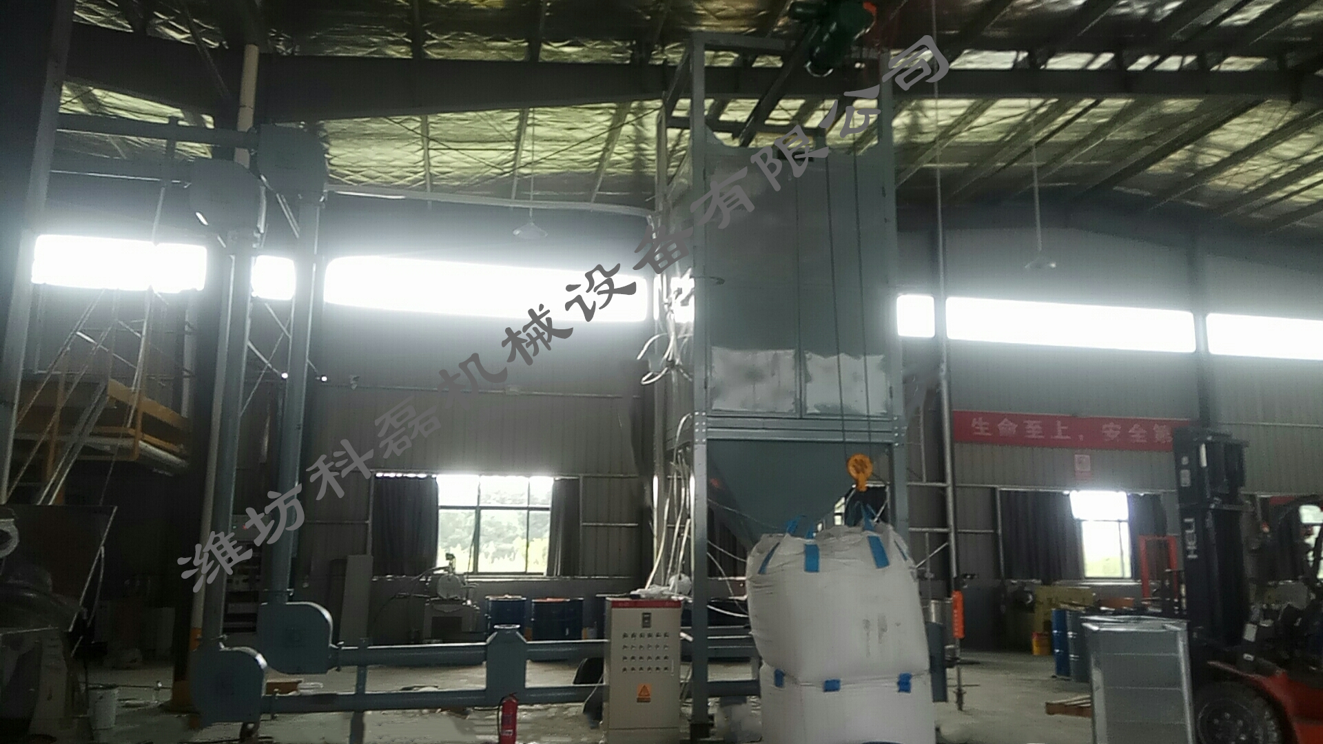 襄阳(yáng)用裕橡胶制(zhì)造有限公司(sī)(H5网站)管鏈輸(shu)送機噸袋拆(chāi)包機使用現(xiàn)場實拍 第4張(zhāng)