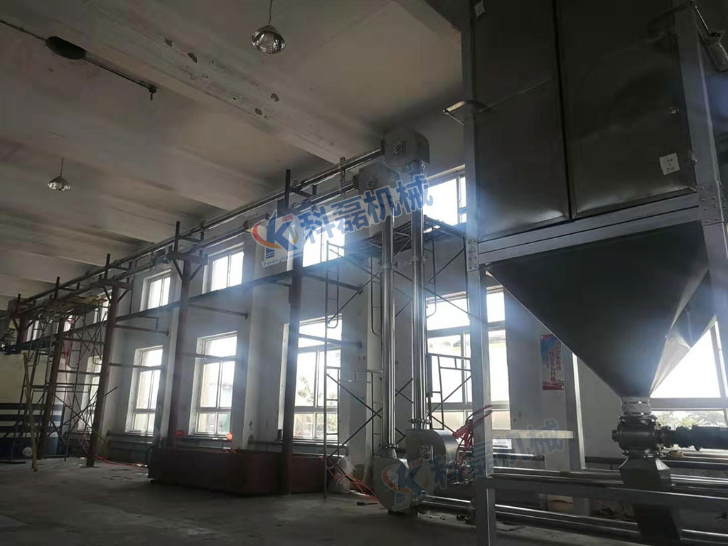 襄阳(yang)用裕橡胶制(zhi)造有限公司(si)(H5网站)管鏈輸(shū)送機客戶安(an)裝使用現場(chǎng)實拍 第2張