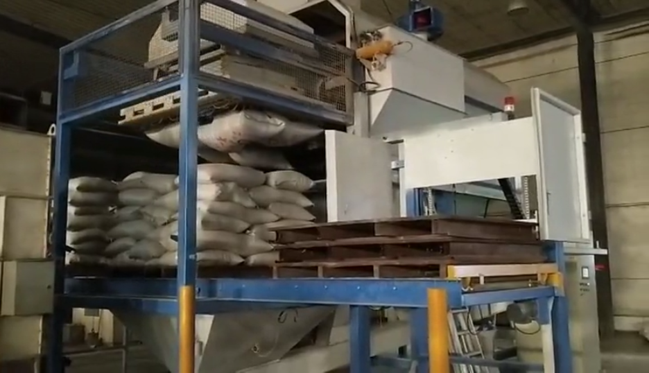 襄阳用(yong)裕橡胶(jiāo)制造有(you)限公司(si)(H5网站)自(zi)動拆垛(duǒ)機 第1張(zhāng)