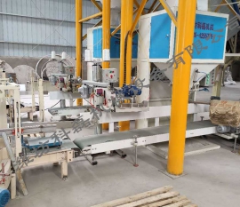 襄阳(yang)用裕橡胶制(zhì)造有限公司(sī)(H5网站)敞口袋(dai)包裝機客戶(hu)使用現場