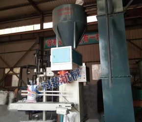 襄阳(yáng)用裕橡胶制(zhi)造有限公司(sī)(H5网站)敞口袋(dài)包裝秤包裝(zhuāng)機使用現場(chǎng)實拍